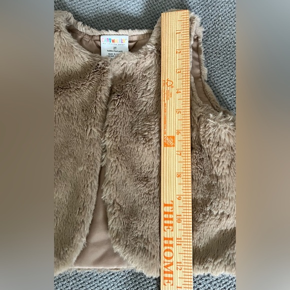 Charlie Paige Girl’s Faux Fur Vest, 1-Button Closure, 100% Polyester; Size 2T - Picture 8 of 8